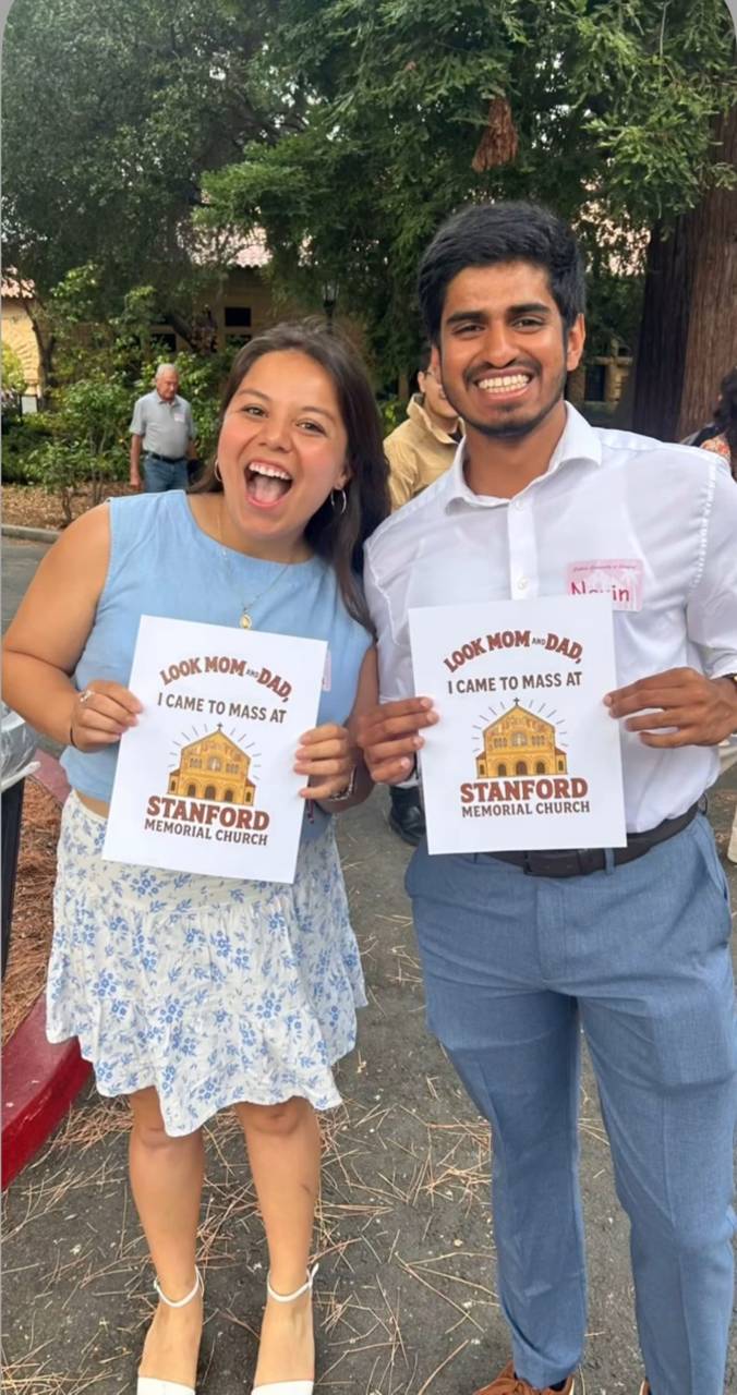 Lisa Teresa Archuleta és Nevin Aresh egykori hallgató, aki 2026-ban szerzett mesterdiplomát, a Szentlélek-mise után a Stanford Egyetem campusán. | Fotó: Lisa Archuleta jóvoltából