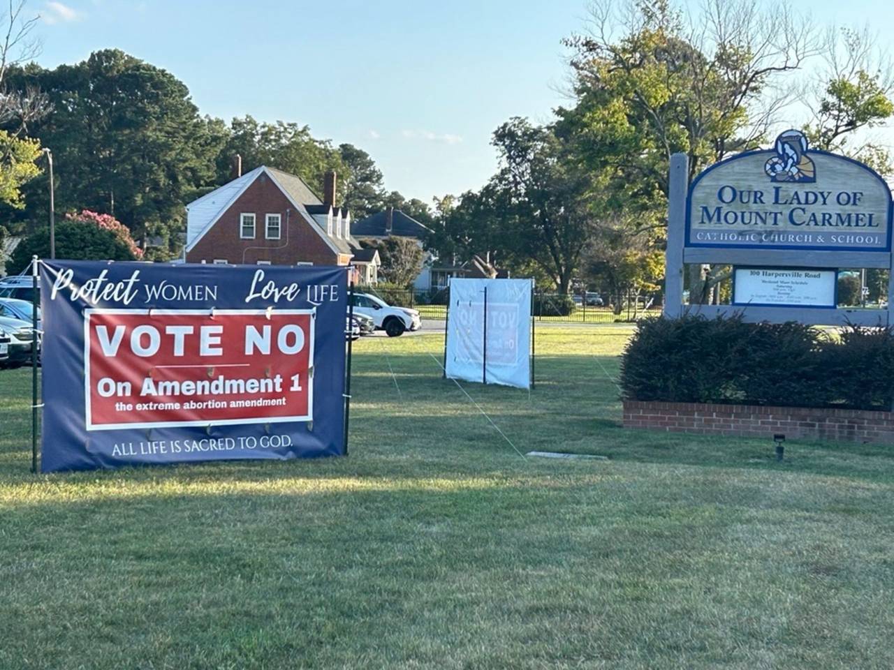 Virginia katolikusai ellenzik az abortuszt támogató szavazási javaslatot. A Virginia állambeli Newport News Kármelhegyi Boldogasszony-plébániája táblát helyezett ki, amely arra buzdítja a katolikusokat, hogy szavazzanak nemmel az alkotmánymódosításra. | Fotó: Ken Oliver/EWTN News