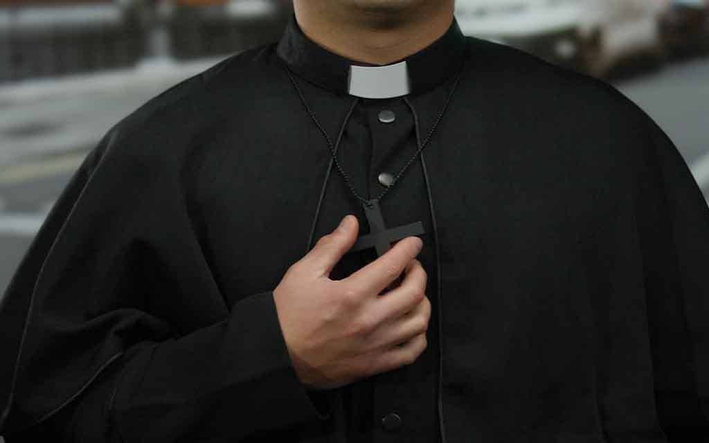 Ecuador katolikus hívei a szentmise közben lezuhanó feszület miatt elhunyt papot gyászolják