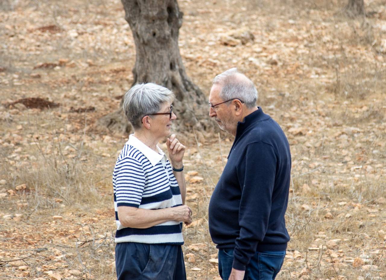 Bernard Baudoux, a franciaországi Aulnoye-Aymeries polgármestere feleségével egy tajbehi mezőgazdasági földterületen, mielőtt a telepesek bántalmazták. | Credit: Sanad Sahelia