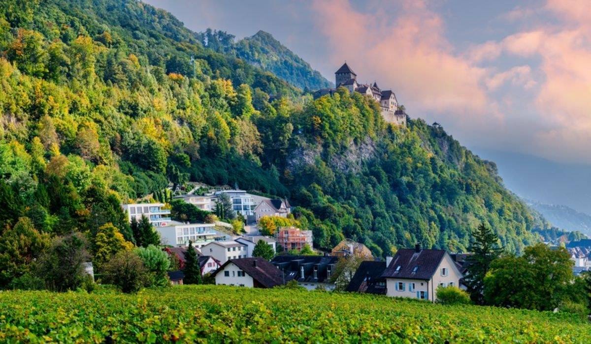 A liechtensteini herceg hivatalos rezidenciája, a Vaduz-vár, a főváros fölé magasodik 2026. szeptember 9-én. | Forrás: Arnold Petersen/Shutterstock